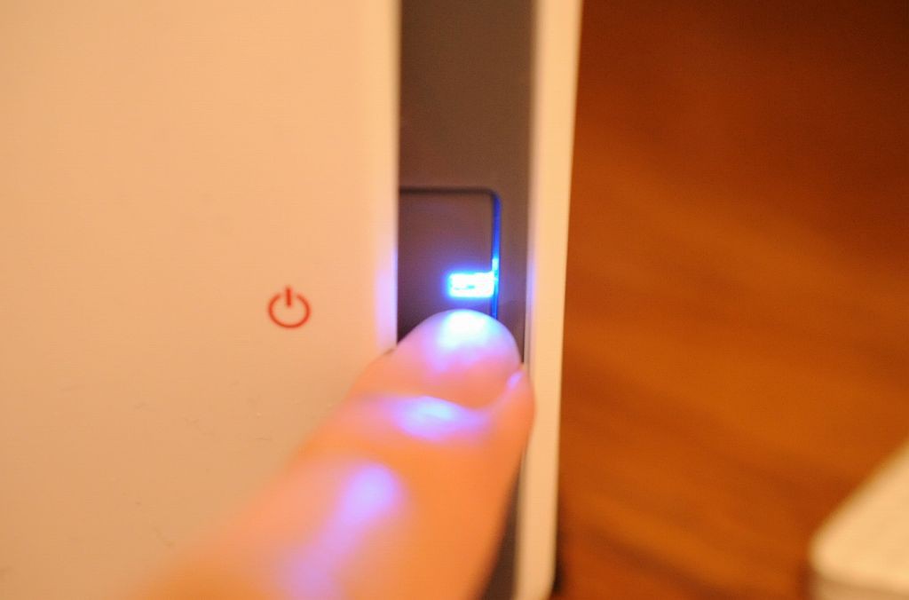 電源ON。くぼみの中に配置された電源ボタンは、不意に触れてしまう危険を回避したデザインのようです。素敵です。